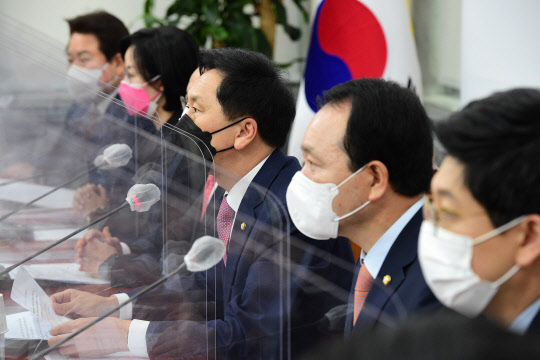 김기현 국민의힘 당대표 권한대행 겸 원내대표가 10일 오전 서울 여의도 국회에서 열린 당 비상대책위원회의에서 발언하고 있다.[사진=연합뉴스]